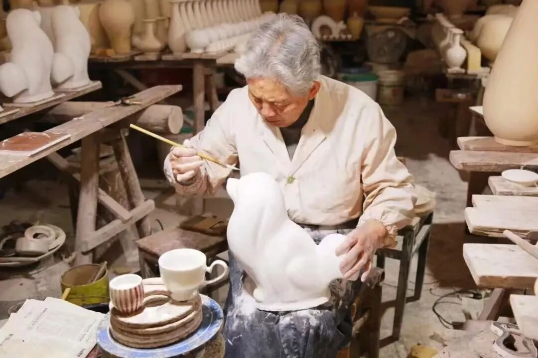 《“瓷”的传人》系列报道——吴春柳：在窑变中守护“活”的釉色